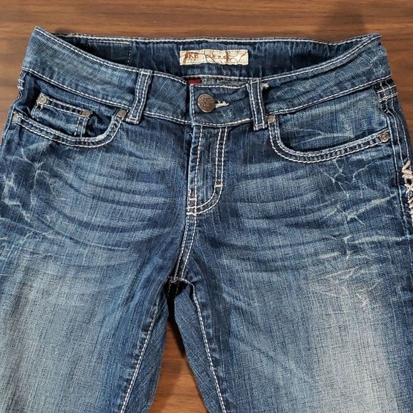 BKE Culture Straight Stretch Distressed Capri Crop Women’s size 29 - Picture 2 of 9